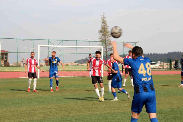 Kırmızı kart gören oyuncu 3 dakika daha sahada top oynadı