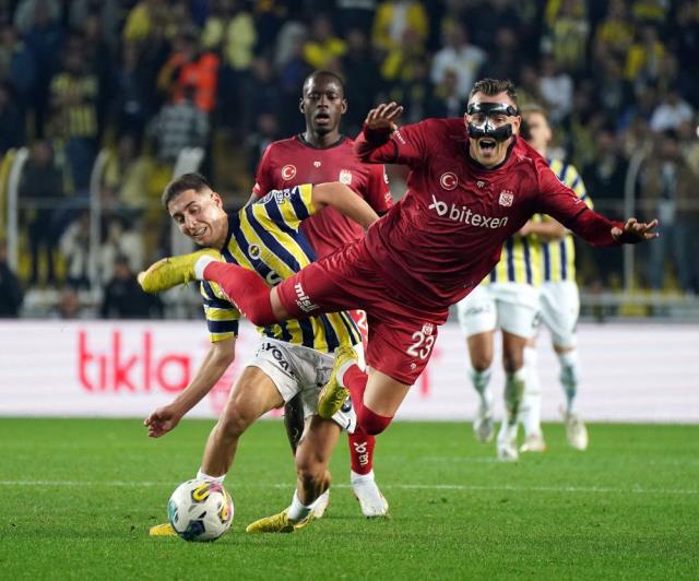 Şampiyonluk yolunda şakaları yok! 10 kişi kalan Fenerbahçe, Sivas'ı devirip liderliği perçinledi