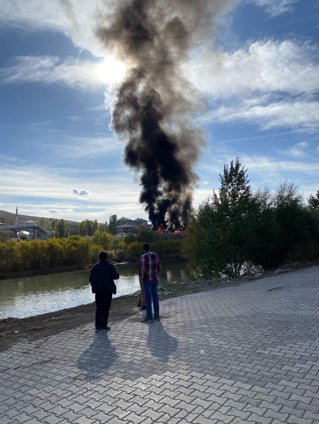 Son Dakika! Ağrı'da yolcu otobüsü ile yakıt yüklü tanker kafa kafaya çarpıştı: 7 ölü, 11 yaralı