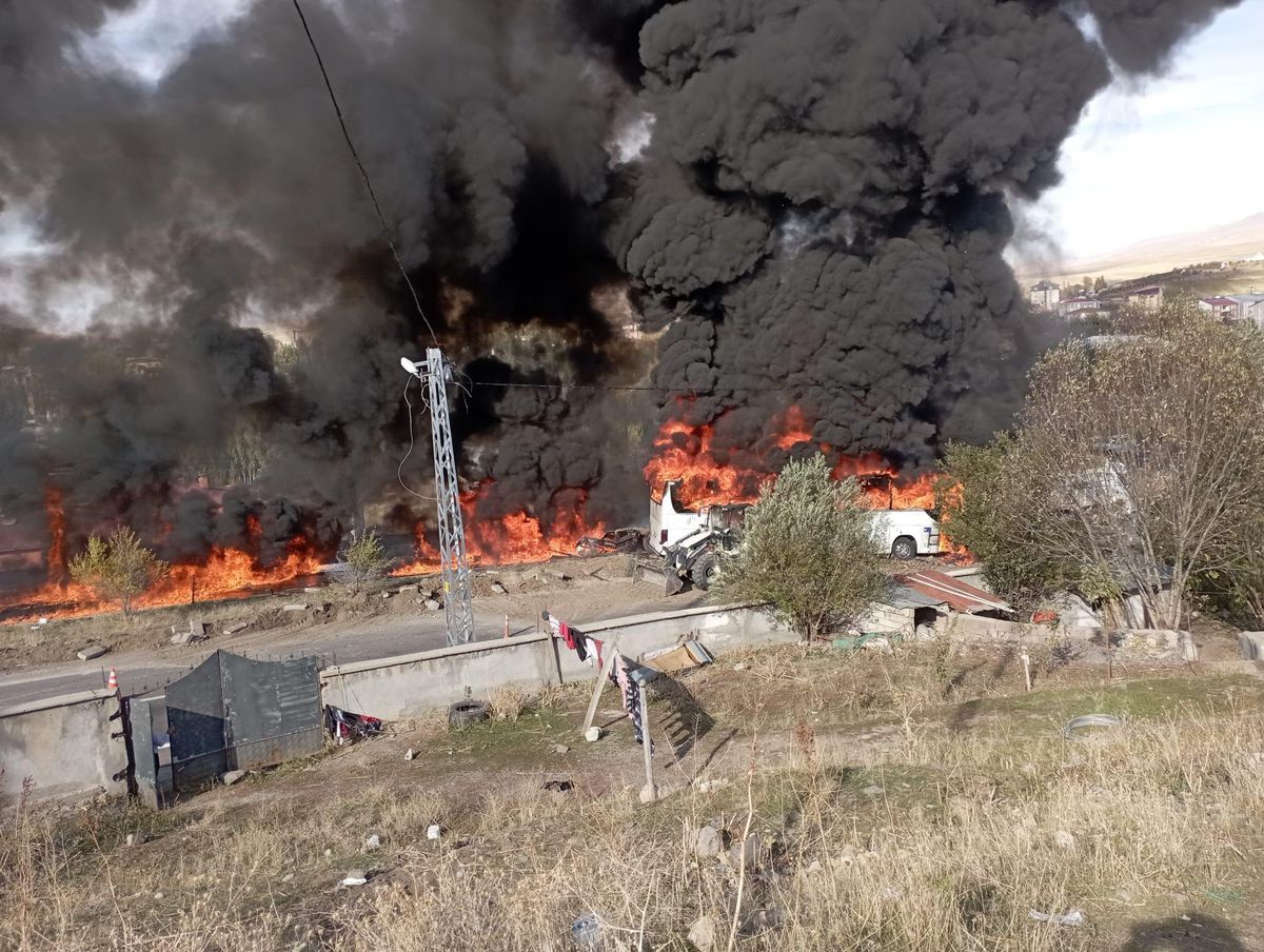 Son Dakika! Ağrı'da yolcu otobüsü ile yakıt yüklü tanker kafa kafaya çarpıştı: 7 ölü, 11 yaralı