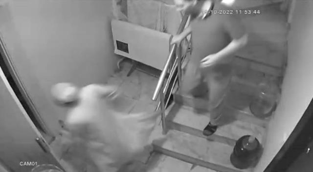 Yaşlı kadın pencereden aşağı düştü, oğlu ve gelinin feryatları apartmanı inletti Yaşlı kadın pencereden aşağı düştü, oğlu ve gelinin feryatları apartmanı inletti