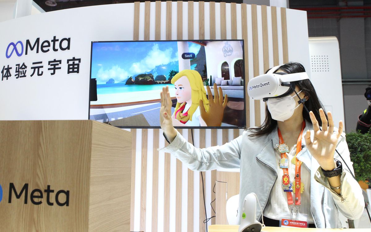 Çin'deki İthalat Fuarında Metaverse'ü Deneyimleyen Bir Ziyaretçi