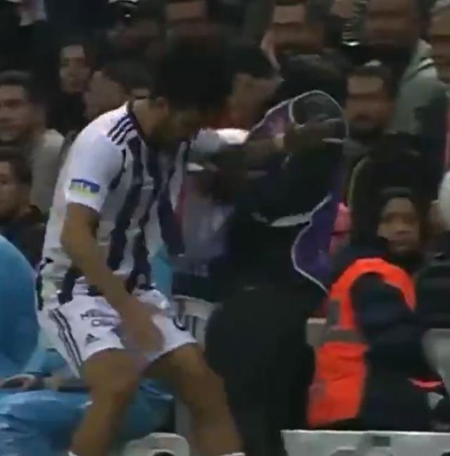 Derbide Beşiktaşlı futbolcu Tayfur Bingöl'ün ittiği top toplayıcı çocuk, PFDK'ya sevk edildi Derbide Beşiktaşlı futbolcu Tayfur Bingöl'ün ittiği top toplayıcı çocuk, PFDK'ya sevk edildi