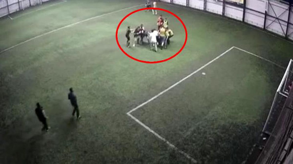 Halı saha boks ringine döndü, vatandaşlar kavgayı ayırmak için sahaya girdi