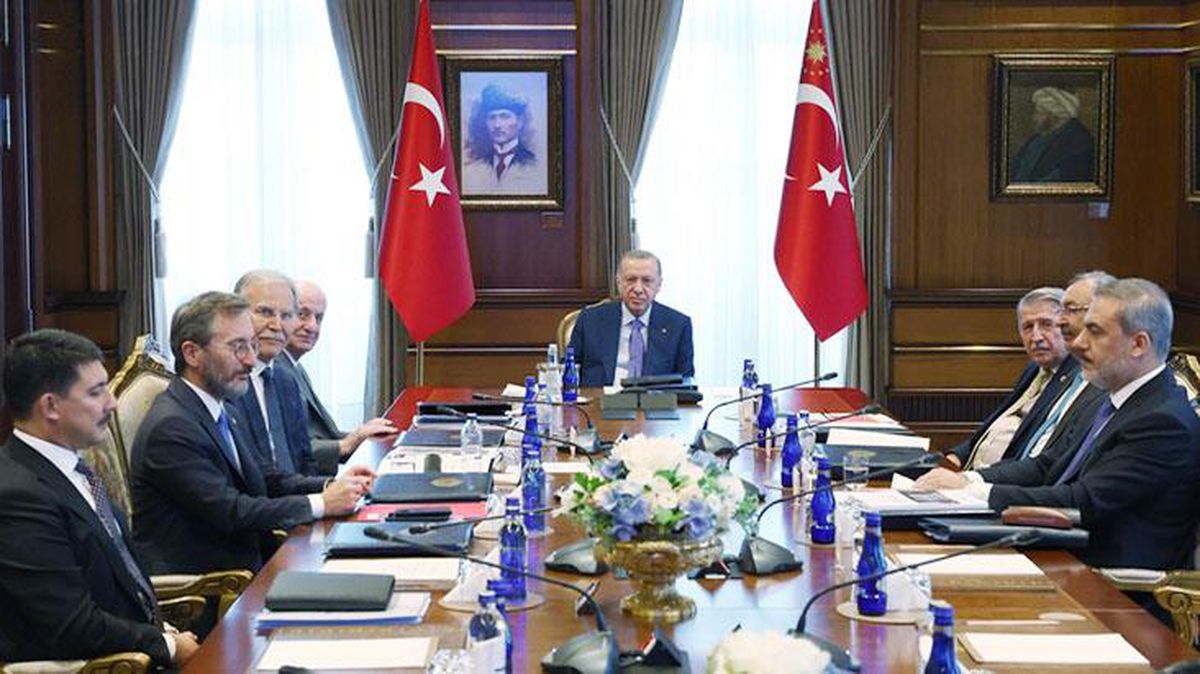 Yunan medyasının yeni gündemi! Cumhurbaşkanı Erdoğan'ın yanındaki ismi işaret ettiler: Varlığı endişe verici