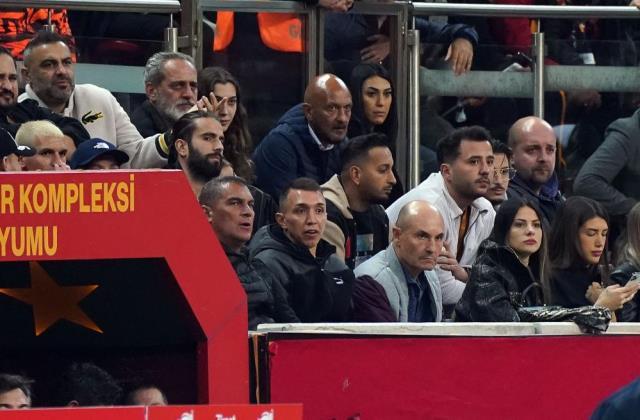 Galatasaray efsanesi Mondragon, Ofspor maçında ortaya çıktı! Görenler 'Çok yaşlanmış' demeden edemedi Galatasaray efsanesi Mondragon, Ofspor maçında ortaya çıktı! Görenler 'Çok yaşlanmış' demeden edemedi