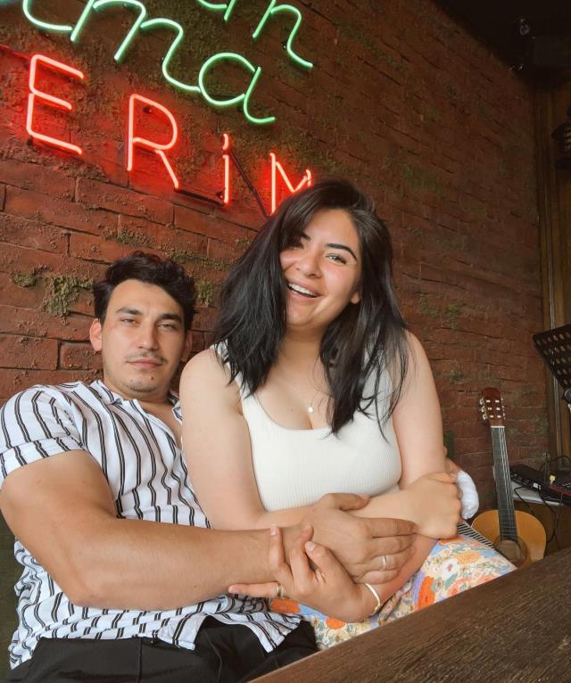 Gelin adayı Hanife Gürdal'ı çılgına çeviren mesaj! 'Kimse kocama bakamaz' diyerek ifşa etti Gelin adayı Hanife Gürdal'ı çılgına çeviren mesaj! 'Kimse kocama bakamaz' diyerek ifşa etti