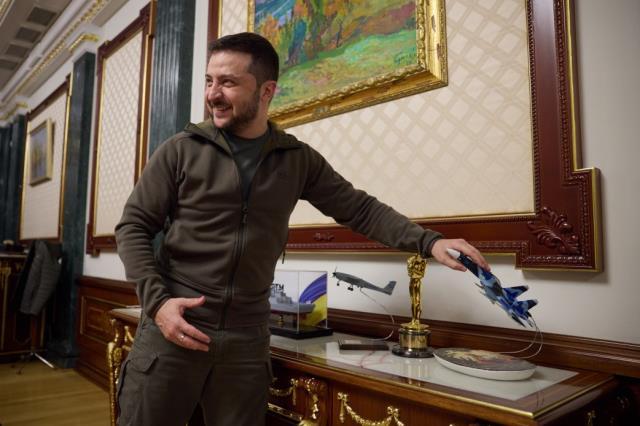 Hollywood yıldızı Sean Penn, Zelenski'ye Oscar'ını hediye etti