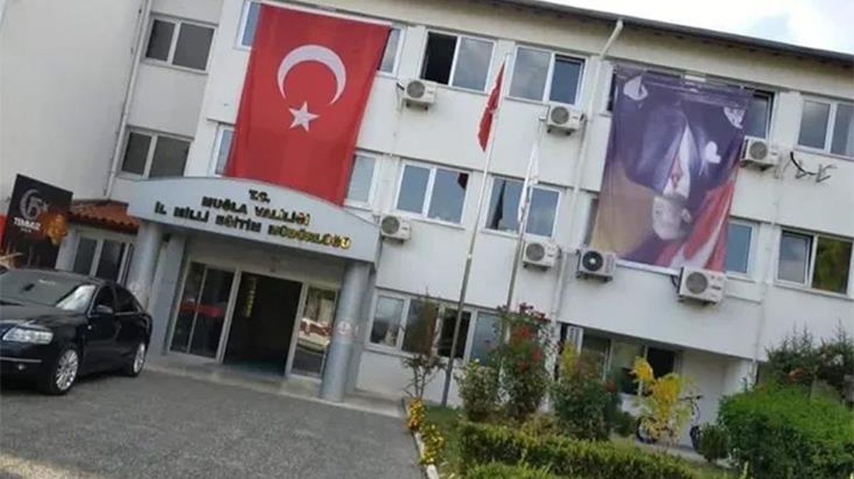 Muğla'da Atatürk posterinin ters asılmasının ardından İl Milli Eğitim Müdürlüğü soruşturma başlattı