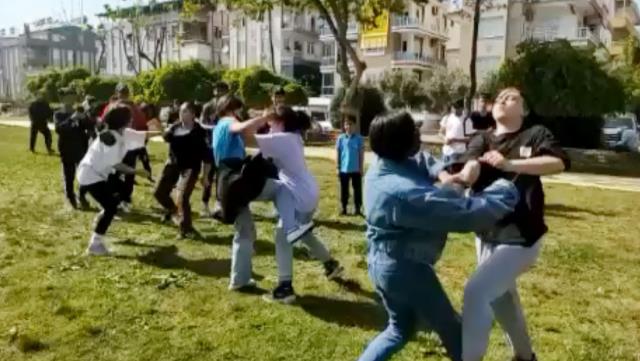ANTALYA'DA ORTAOKULLU KIZLAR YİNE SAÇ SAÇA KAVGA ETTİ