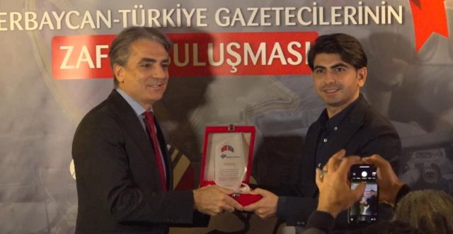 Azerbaycan'dan ve Türkiye'den gazetecilerin buluştuğu gecede Haberler.com'a anlamlı ödül