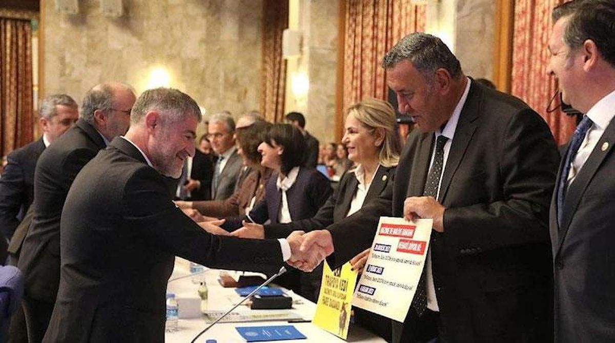 CHP'li vekiller Bakan Nebati'yi protestolarla karşıladı! Dövizde kendi sözlerini görünce böyle gülümsedi