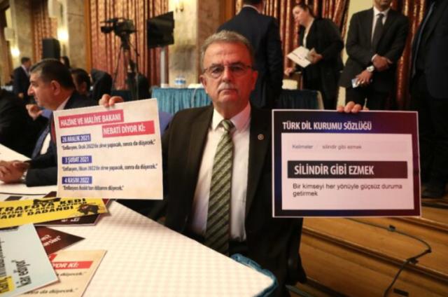 CHP'li vekiller Bakan Nebati'yi protestolarla karşıladı! Dövizlerde bugüne kadar yaptığı tüm açıklamalar yer aldı