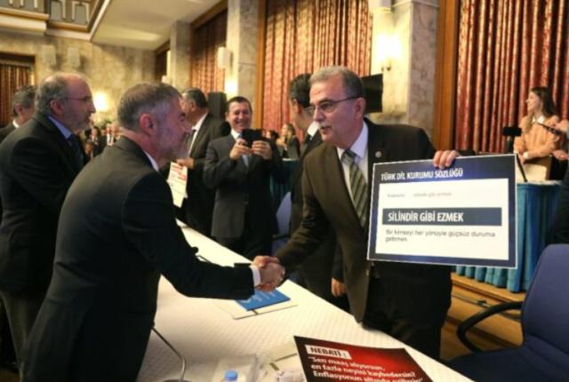 CHP'li vekiller Bakan Nebati'yi protestolarla karşıladı! Dövizlerde bugüne kadar yaptığı tüm açıklamalar yer aldı