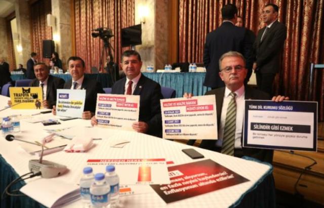 CHP'li vekiller Bakan Nebati'yi protestolarla karşıladı! Dövizlerde bugüne kadar yaptığı tüm açıklamalar yer aldı