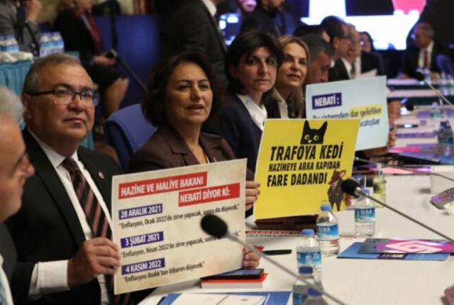 CHP'li vekiller Bakan Nebati'yi protestolarla karşıladı! Dövizlerde bugüne kadar yaptığı tüm açıklamalar yer aldı