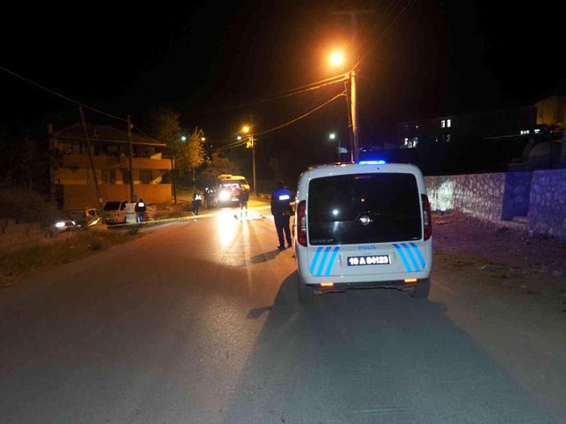 Eski eşi tarafından sokak ortasında başından vuruldu Eski eşi tarafından sokak ortasında başından vuruldu