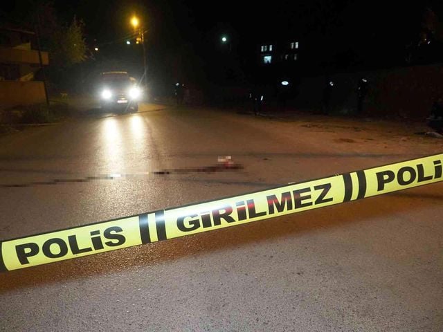 Eski eşi tarafından sokak ortasında başından vuruldu Eski eşi tarafından sokak ortasında başından vuruldu