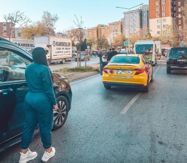 Fenerli yıldızın eşi saat 9'u 5 geçe trafikteydi! Gördükleri sonrası telefona sarıldı