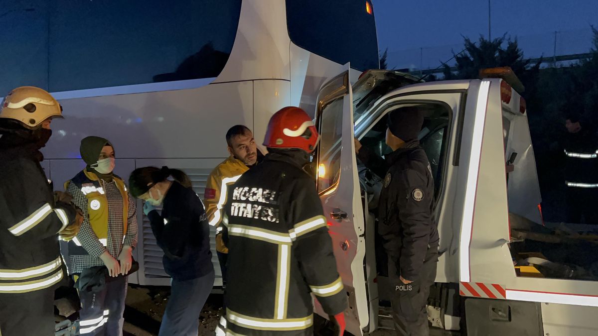 Kocaeli'de çekicinin otobüse çarptığı kazada 1 kişi öldü, 1 kişi yaralandı