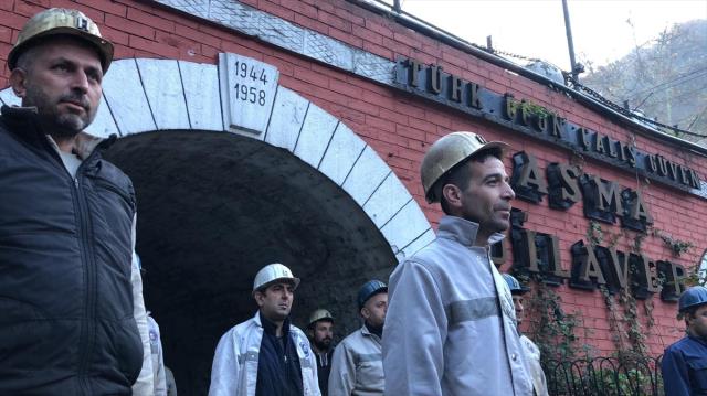 Saat 09.05'te tüm Türkiye'de hayat durdu! Ulu Önder Mustafa Kemal Atatürk için bir dakikalık saygı duruşu