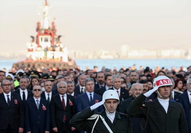 Saat 09.05'te tüm Türkiye'de hayat durdu! Ulu Önder Mustafa Kemal Atatürk için bir dakikalık saygı duruşu