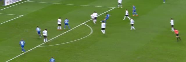 Sen stoper değil miydin Ozan! Milli futbolcu yaptığıyla kaleci de dahil tüm rakip takımı rezil etti Sen stoper değil miydin Ozan! Milli futbolcu yaptığıyla kaleci de dahil tüm rakip takımı rezil etti