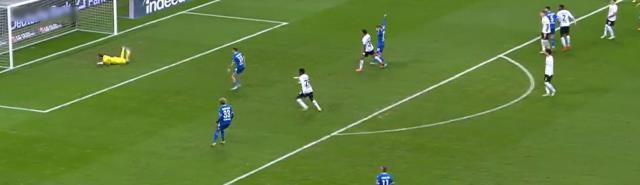 Sen stoper değil miydin Ozan! Milli futbolcu yaptığıyla kaleci de dahil tüm rakip takımı rezil etti Sen stoper değil miydin Ozan! Milli futbolcu yaptığıyla kaleci de dahil tüm rakip takımı rezil etti