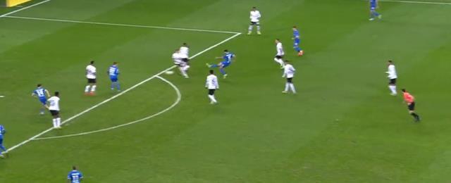 Sen stoper değil miydin Ozan! Milli futbolcu yaptığıyla kaleci de dahil tüm rakip takımı rezil etti Sen stoper değil miydin Ozan! Milli futbolcu yaptığıyla kaleci de dahil tüm rakip takımı rezil etti