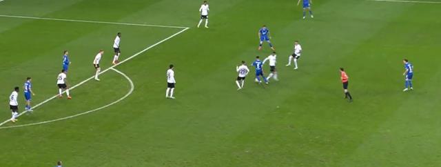 Sen stoper değil miydin Ozan! Milli futbolcu yaptığıyla kaleci de dahil tüm rakip takımı rezil etti Sen stoper değil miydin Ozan! Milli futbolcu yaptığıyla kaleci de dahil tüm rakip takımı rezil etti