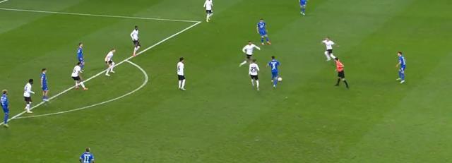 Sen stoper değil miydin Ozan! Milli futbolcu yaptığıyla kaleci de dahil tüm rakip takımı rezil etti Sen stoper değil miydin Ozan! Milli futbolcu yaptığıyla kaleci de dahil tüm rakip takımı rezil etti