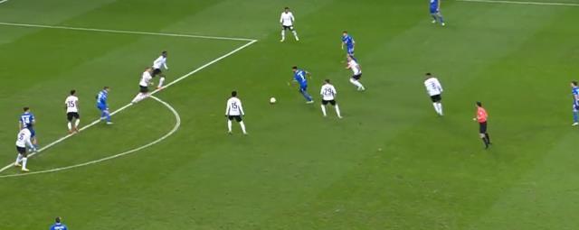 Sen stoper değil miydin Ozan! Milli futbolcu yaptığıyla kaleci de dahil tüm rakip takımı rezil etti Sen stoper değil miydin Ozan! Milli futbolcu yaptığıyla kaleci de dahil tüm rakip takımı rezil etti