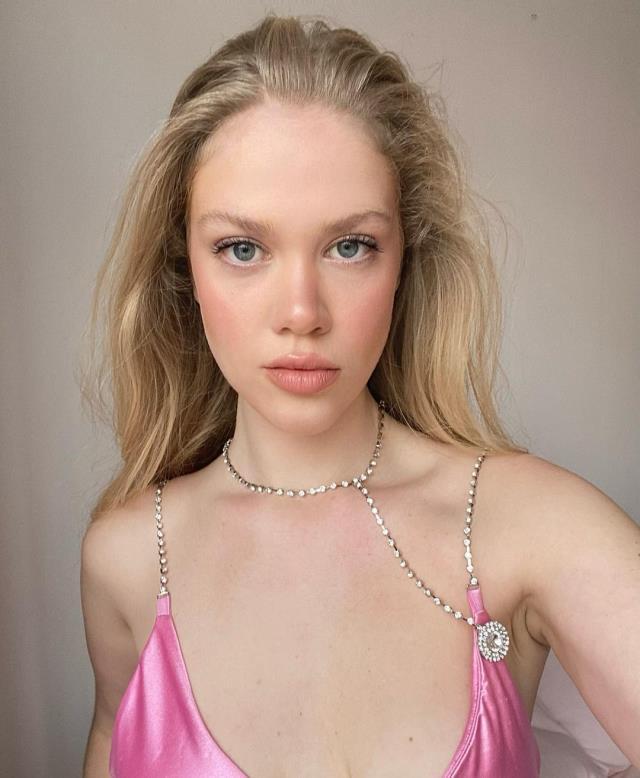 Serel Yereli ten rengi taytıyla poz verdi, her gören çıplak zannetti