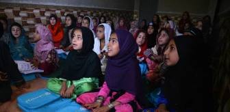 Unıcef, Afganistan'da Çocuklara Okuma-Yazma Öğretiyor