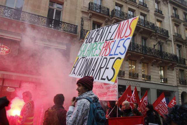 Fransa'da binlerce kişi zam isteyerek sokaklara döküldü
