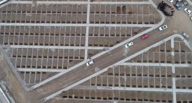 Erzurum'da iş makineleri yüzlerce 'kışlık mezar' kazdı