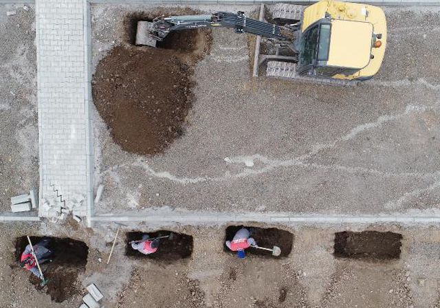 Erzurum'da iş makineleri yüzlerce 'kışlık mezar' kazdı