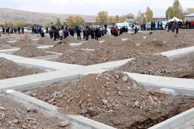 Erzurum'da iş makineleri yüzlerce 'kışlık mezar' kazdı