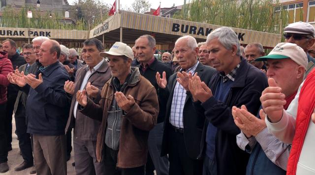 Türkiye'nin tahıl ambarında kaymakam ve belediye başkanı öncülüğünde yağmur duasına çıktılar