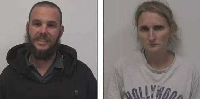 Anne ve babası, 'Evde yer yok' diyerek küçük çocuğu köpek kulübesine kapattı
