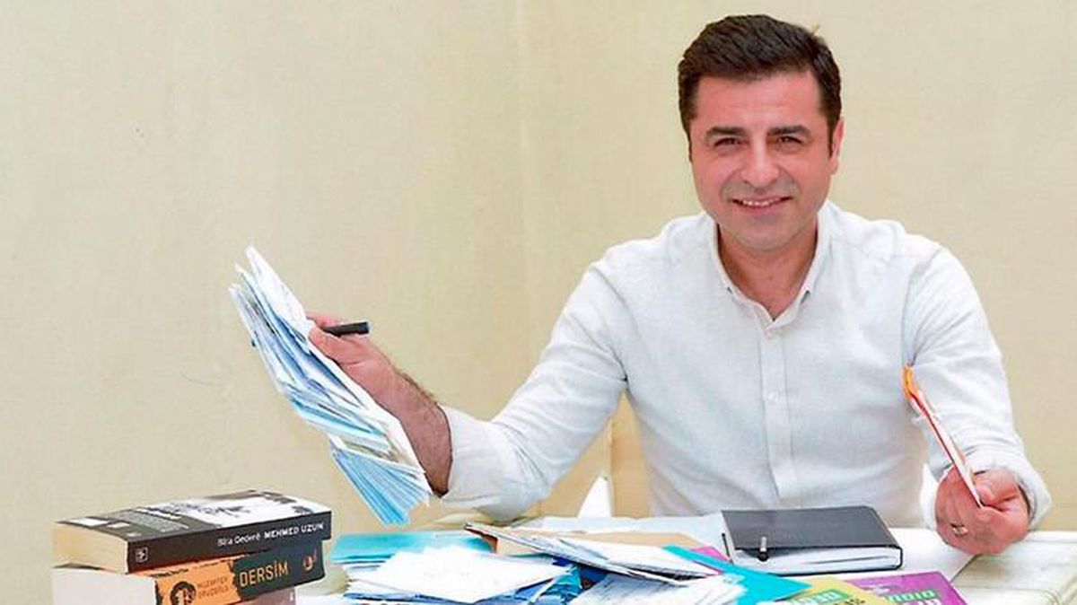 Selahattin Demirtaş, gelen haber üzerine gece yarısı apar topar Diyarbakır'a götürüldü