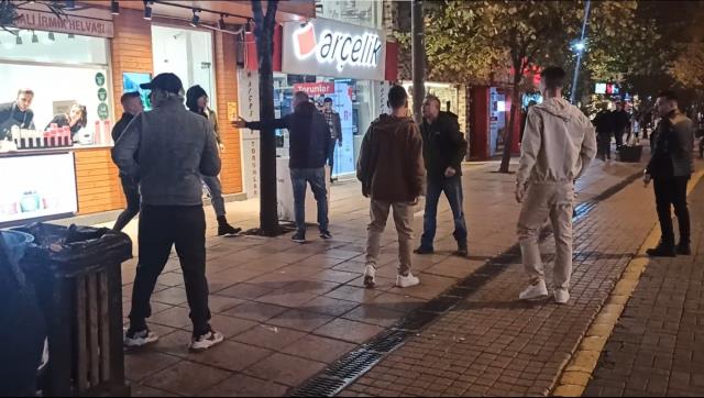 Kendisini ısıran köpeğe tekme atan adama vatandaşlardan meydan dayağı