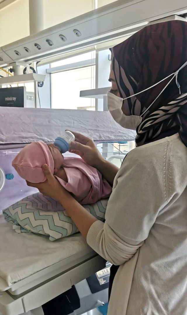 Yeni doğmuş bebeği kaldırım üzerine bırakıp terk ettiler
