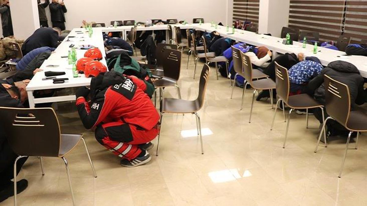 Son Dakika: AFAD kordinesinde tüm Türkiye'de eş zamanlı deprem tatbikatı gerçekleştirildi
