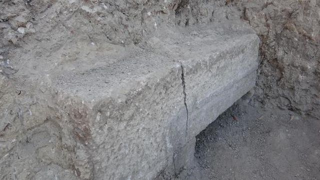 Türk köyünde kazı sırasında bulunan kapı heyecan yarattı! Arkeologlar içeri girmek için gün sayıyor