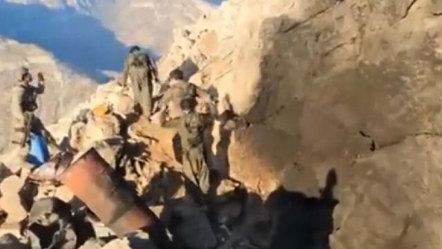 Kuzey Irak'ta teröristlerin mağaradan çıkarak teslim oldukları anlar görüntülendi