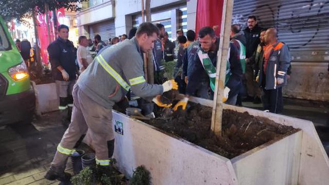 İstiklal Caddesi'nde bankların ardından ağaç ve beton saksılar da kaldırılıyor
