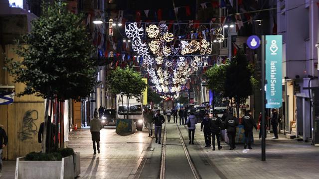 Patlamadan dolayı kapatılan Taksim Meydanı ve İstiklal Caddesi yaya ve araç trafiğine açıldı