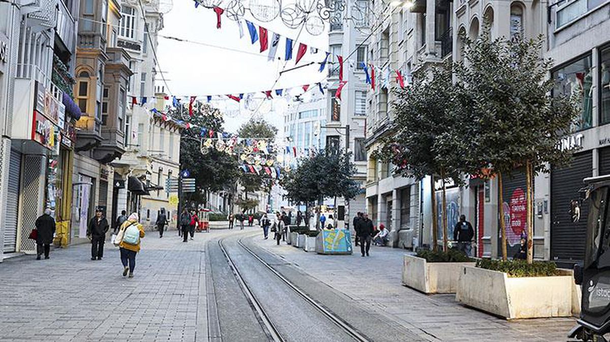 Tüm bankları kaldırdılar! Patlamadan dolayı kapatılan İstiklal Caddesi yaya ve araç trafiğine açıldı