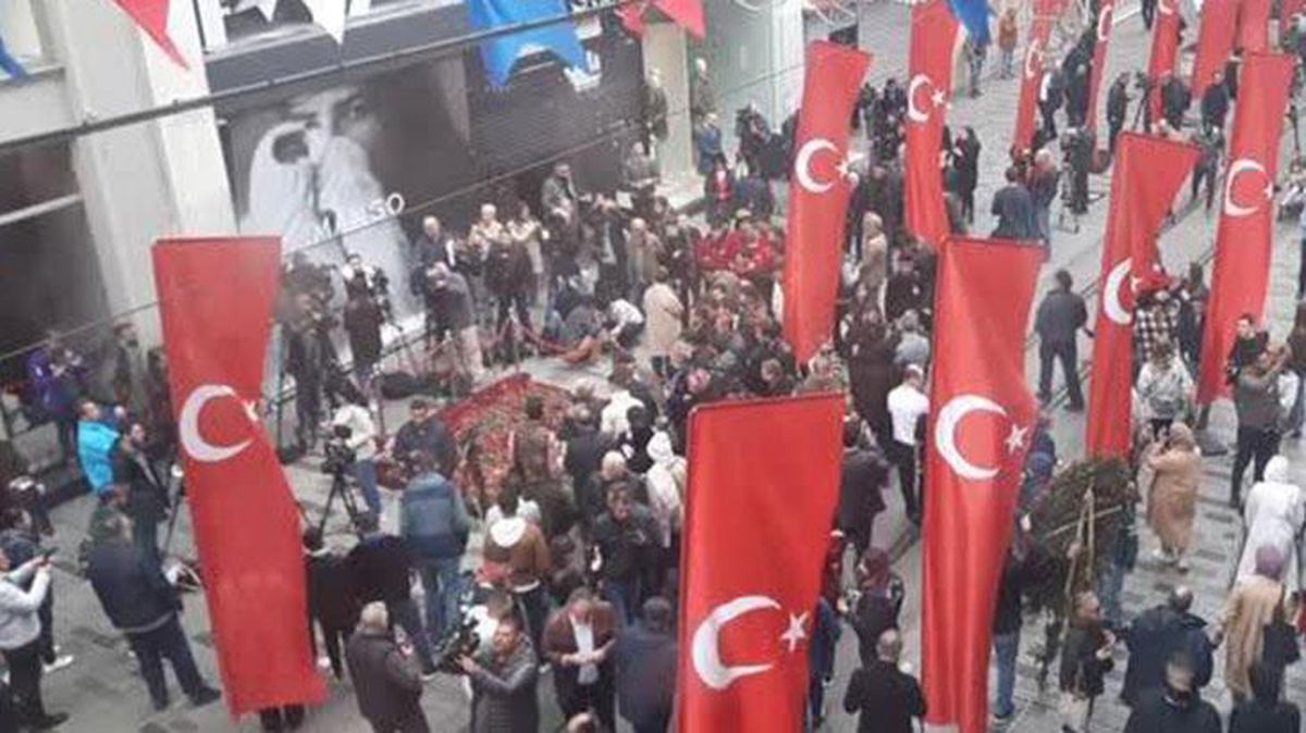 Patlama sonrasında İstiklal Caddesi Türk bayraklarıyla donatıldı